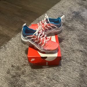Woman’s Nike air vapormax plus